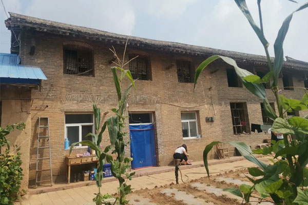 現與母親借住在村裏一戶無人居住的小院
