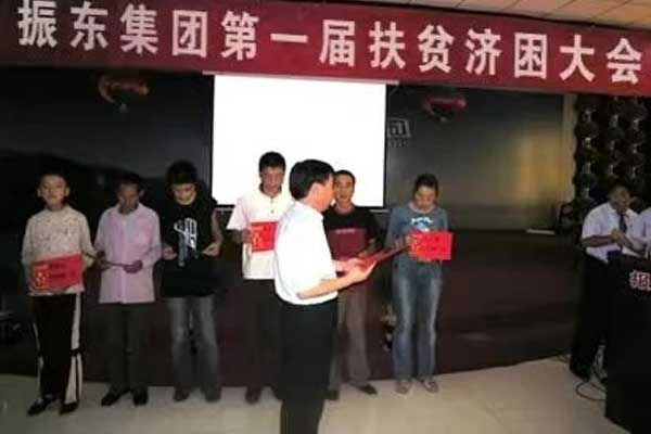 1999年，KOK娱乐集團董事長李安平在第一屆扶貧濟困日上講話