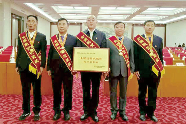 李安平榮獲2019全國脫貧攻堅獎奉獻獎