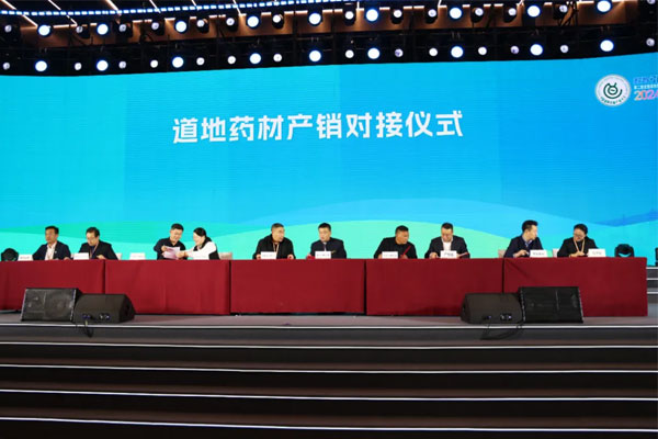 右五爲常志芳副總經理