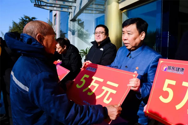 李安平院長（右）爲仝老爺子（左）發救助款