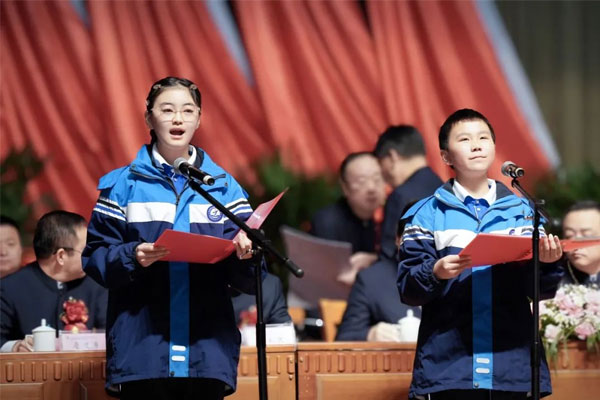 KOK娱乐中學的兩名受助學生